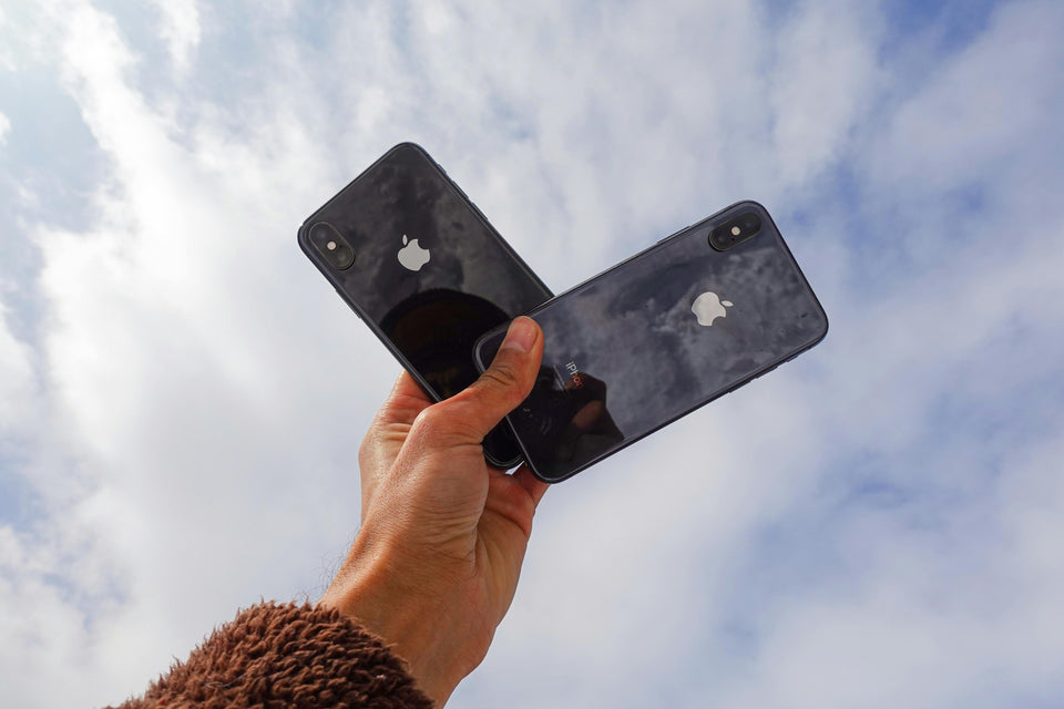 Clients consultant des offres sur smartphone